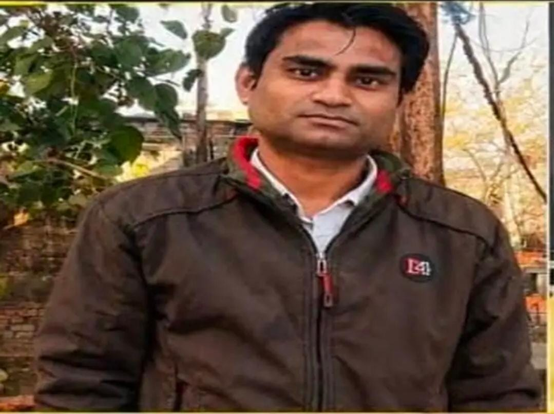 छत्तीसगढ़ के सरगुजा जिले से एक बेहद संवेदनशील मामला सामने आया है। यहां एक युवक के शव को दफनाने के बाद प्रशासन की मौजूदगी में कब्र खोदकर बाहर निकाला गया। इस पूरी घटना का वीडियो भी सामने आया है, जिसके बाद मामला चर्चा का विषय बन गया है।