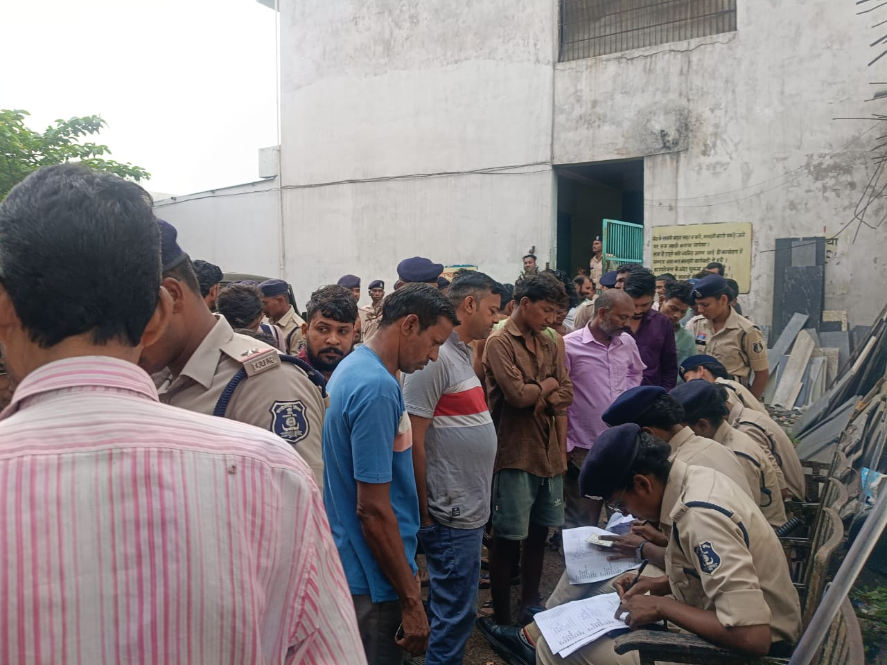 रायपुर ग्रामीण पुलिस ने सिलतरा औद्योगिक क्षेत्र में किरायेदारों और बाहरी श्रमिकों का सघन सत्यापन अभियान चलाया। जानिए मकान मालिकों के लिए पुलिस की क्या है सख्त हिदायत।