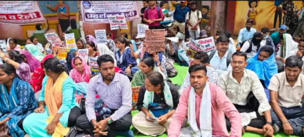 57 हजार शिक्षक भर्ती को लेकर अभ्यर्थियों ने प्रदर्शन किया। विज्ञान विषय के पद शामिल करने और 50% की शर्त में 5% छूट देने की मांग की।