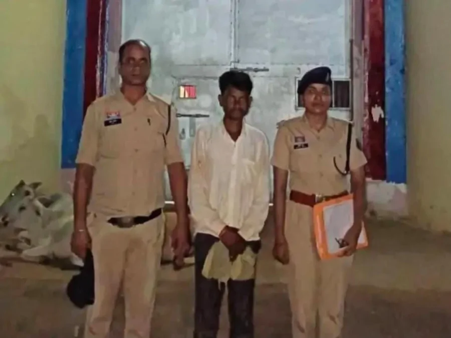 बालोद में 10-12 साल की दो नाबालिग बच्चियों से दुष्कर्म का मामला सामने आया है। विश्वकर्मा विसर्जन के दौरान आरोपी उन्हें खेत की ओर ले गया था।