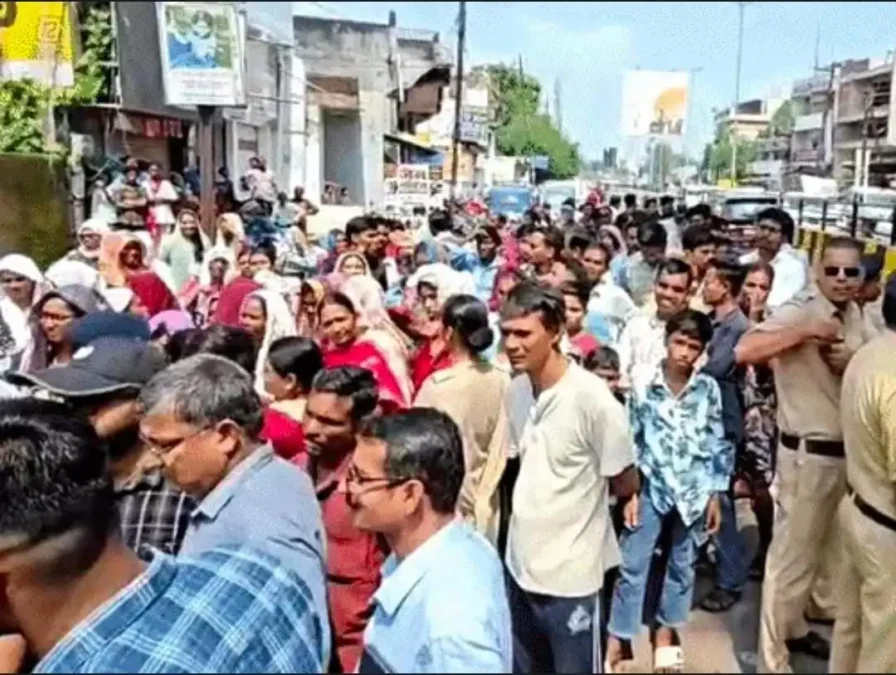 धमतरी के टिकरापारा में घर में प्रार्थना सभा को लेकर विवाद बढ़ गया। हिन्दू संगठनो ने धर्मांतरण का आरोप लगाया, जबकि ईसाई पक्ष ने धार्मिक स्वतंत्रता की बात कही।