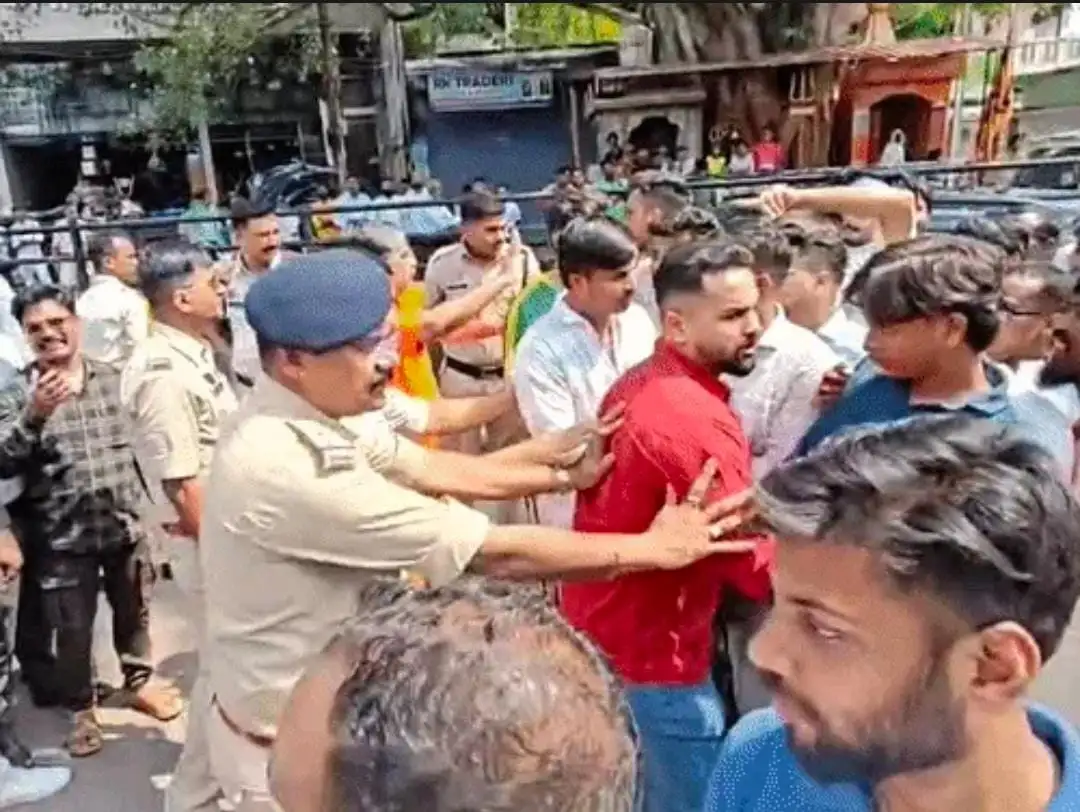 धमतरी के टिकरापारा में घर में प्रार्थना सभा को लेकर विवाद बढ़ गया। हिन्दू संगठनो ने धर्मांतरण का आरोप लगाया, जबकि ईसाई पक्ष ने धार्मिक स्वतंत्रता की बात कही।
