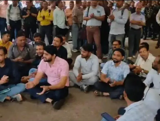 नवा रायपुर में मंत्रालय की बस में आग लगने के बाद कर्मचारियों ने प्रदर्शन किया। बसों के रखरखाव और परिवहन व्यवस्था पर सवाल उठाते हुए कर्मचारियों ने ‘रघुपति राघव राजा राम’ गाया ।