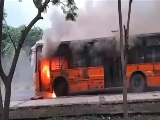 नवा रायपुर में मंत्रालय की बस में आग लगने के बाद कर्मचारियों ने प्रदर्शन किया। बसों के रखरखाव और परिवहन व्यवस्था पर सवाल उठाते हुए कर्मचारियों ने ‘रघुपति राघव राजा राम’ गाया ।