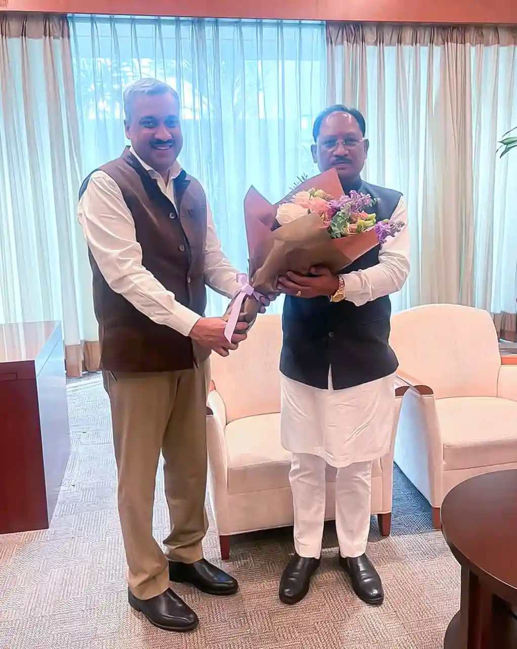 मुख्यमंत्री विष्णु देव साय SING फोरम 2026 में भाग लेने सिंगापुर पहुंचे। उच्चायुक्त डॉ. शिल्पक अंबुले ने किया स्वागत। CEO राउंडटेबल में वैश्विक निवेशकों के समक्ष रखेंगे छत्तीसगढ़ के अवसर।