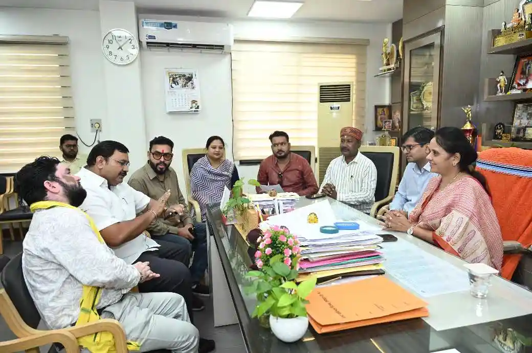 रायपुर के तेलीबांधा चौक और सेवा ज्योति संकल्प चौक के नामकरण को लेकर साहू समाज पर महापौर मीनल चौबे ने स्थिति स्पष्ट की। पढ़ें पूरी खबर।