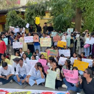  रायपुर में नारी सुरक्षा को लेकर क्यों भड़का आक्रोश? मोतीबाग चौक पर पुलिस से तनातनी, चर्चा में आए तीखे नारे और शासन के सामने रखे गए 15 बड़े सवालों की पूरी रिपोर्ट