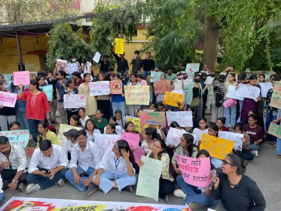  रायपुर में नारी सुरक्षा को लेकर क्यों भड़का आक्रोश? मोतीबाग चौक पर पुलिस से तनातनी, चर्चा में आए तीखे नारे और शासन के सामने रखे गए 15 बड़े सवालों की पूरी रिपोर्ट