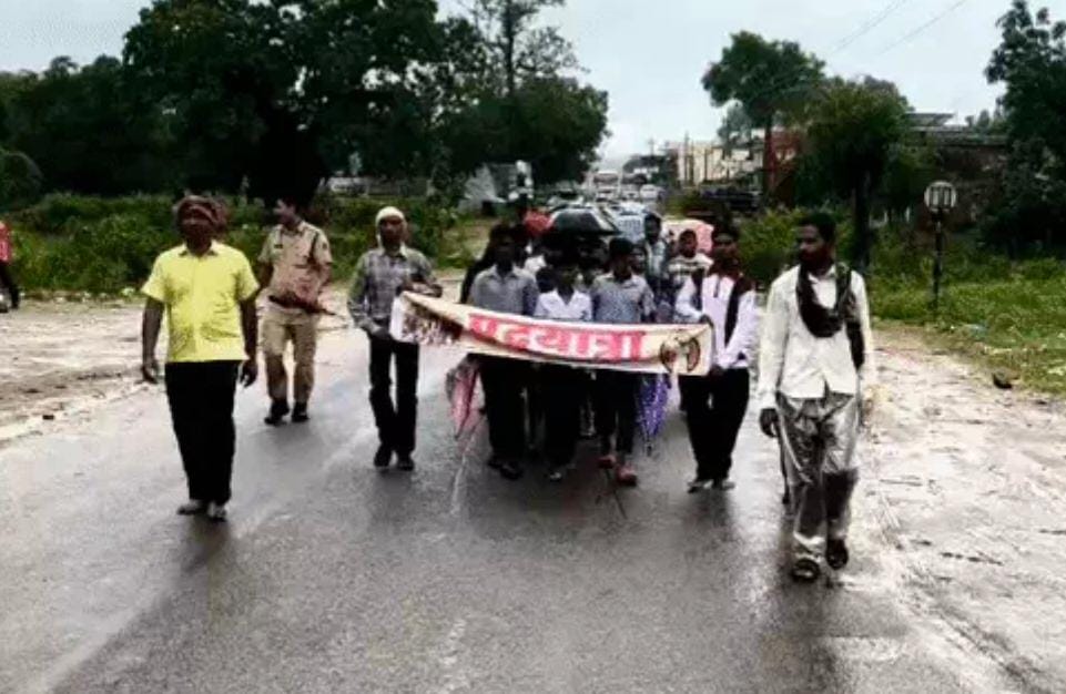 अधूरे स्कूल भवन को पूरा कराने की मांग