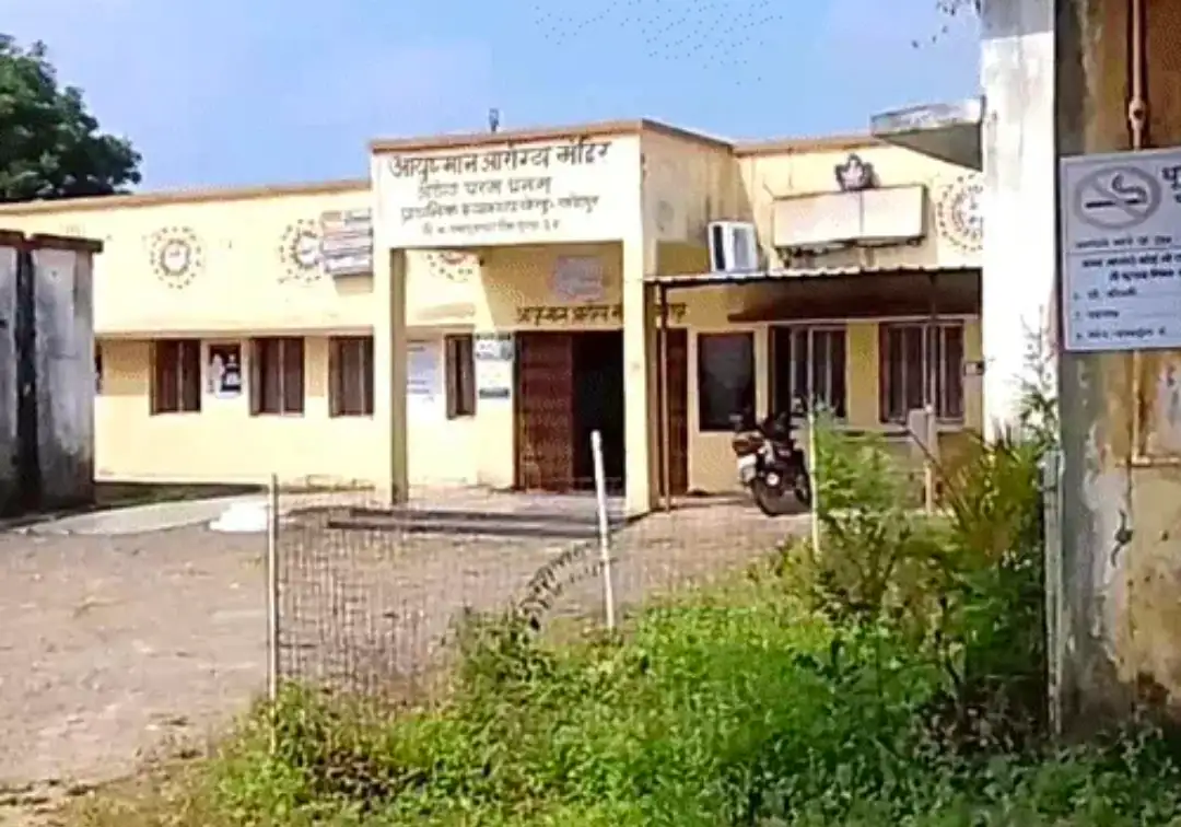 सूरजपुर के गणेशपुर PHC के बंद गेट पर प्रसव के बाद नवजात की मौत हो गई। महिला की हालत गंभीर बताई गई है। स्वास्थ्य विभाग ने प्रभारी और स्टाफ नर्स को सस्पेंड किया।