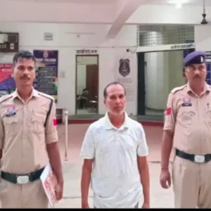 जशपुर में फेसबुक पर कथित आपत्तिजनक धार्मिक पोस्ट करने के आरोप में शिक्षक हेमंत कुमार बेदी गिरफ्तार। कुनकुरी पुलिस ने मोबाइल और सिम जब्त किया।
