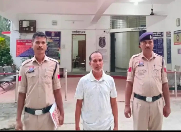 जशपुर में फेसबुक पर कथित आपत्तिजनक धार्मिक पोस्ट करने के आरोप में शिक्षक हेमंत कुमार बेदी गिरफ्तार। कुनकुरी पुलिस ने मोबाइल और सिम जब्त किया।