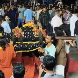 बस्तर : 12 साल की पीहू दास पर काछनदेवी के आरूढ़ होने के बाद बेल के कांटों के झूले पर झूलकर 618 साल पुरानी काछनगादी रस्म निभाई गई। जानें इस अनोखी परंपरा का इतिहास, मान्यता और महत्व।