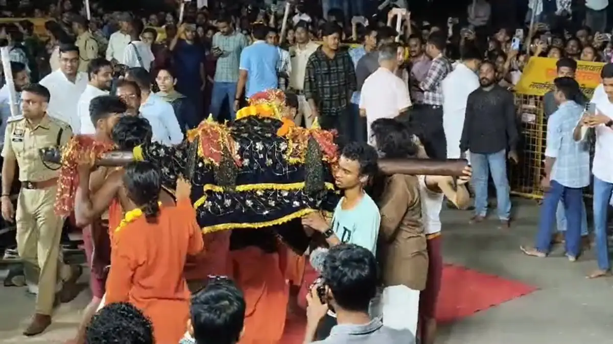 बस्तर : 12 साल की पीहू दास पर काछनदेवी के आरूढ़ होने के बाद बेल के कांटों के झूले पर झूलकर 618 साल पुरानी काछनगादी रस्म निभाई गई। जानें इस अनोखी परंपरा का इतिहास, मान्यता और महत्व।